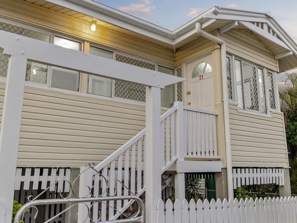 21 Elizabeth Street, WOODEND - Image 1