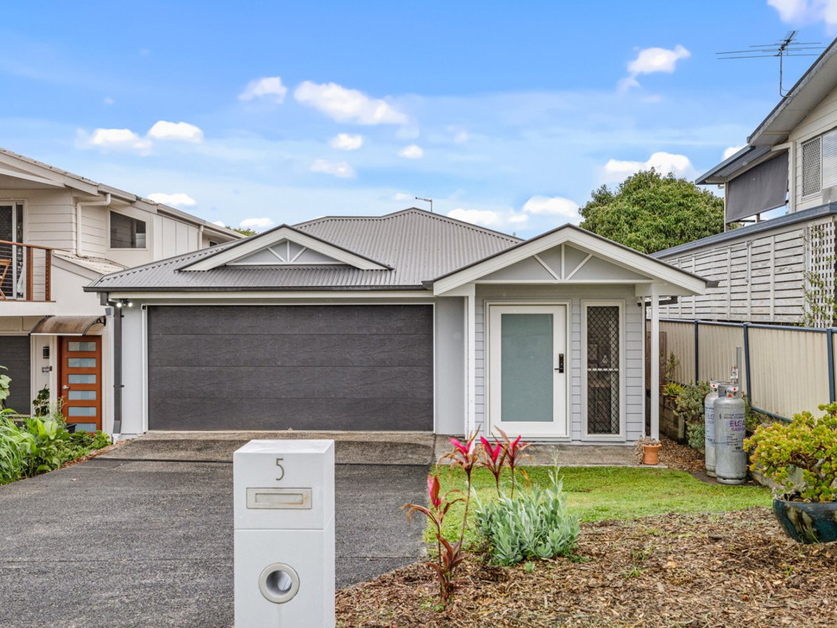 5 Parakeet Street, BIRKDALE - Image 1