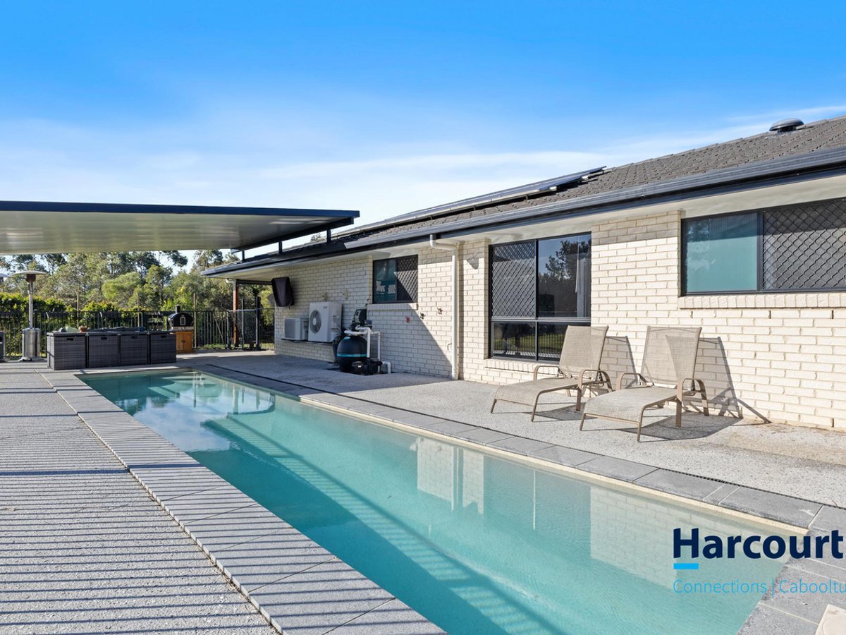 1 Farrow Close, WOODFORD - Image 1