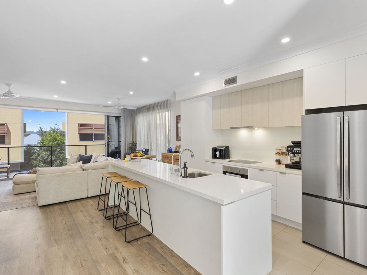 70/1 Grande Avenue, CARRARA - Image 1