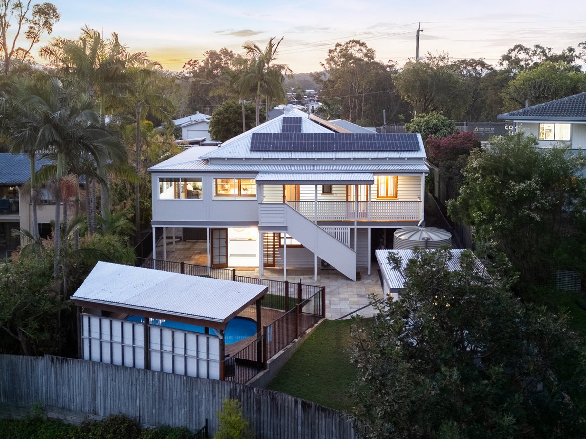 8 Henderson Road, EVERTON HILLS - Image 1