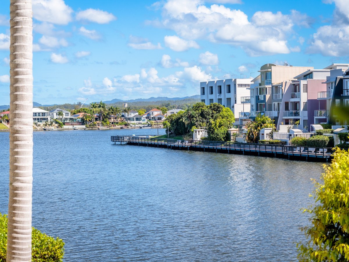 2/251 Varsity Parade, VARSITY LAKES - Image 1