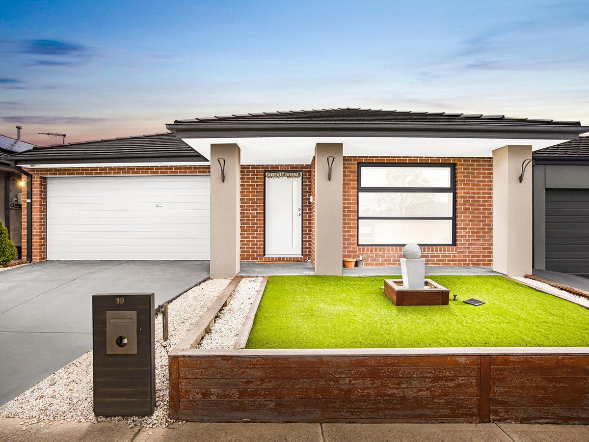 19 Blackberry Street, MANOR LAKES - Image 1