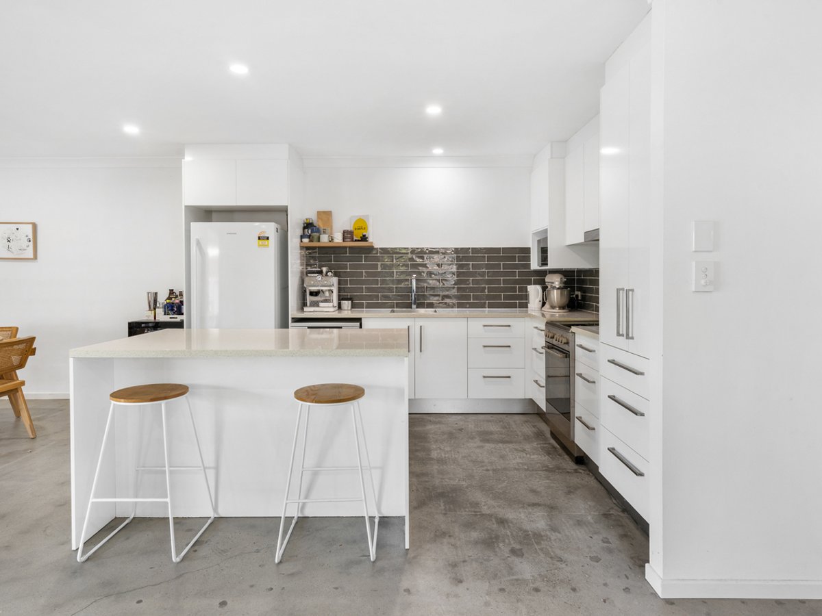 4 Wagtail Court, BURLEIGH WATERS - Image 1