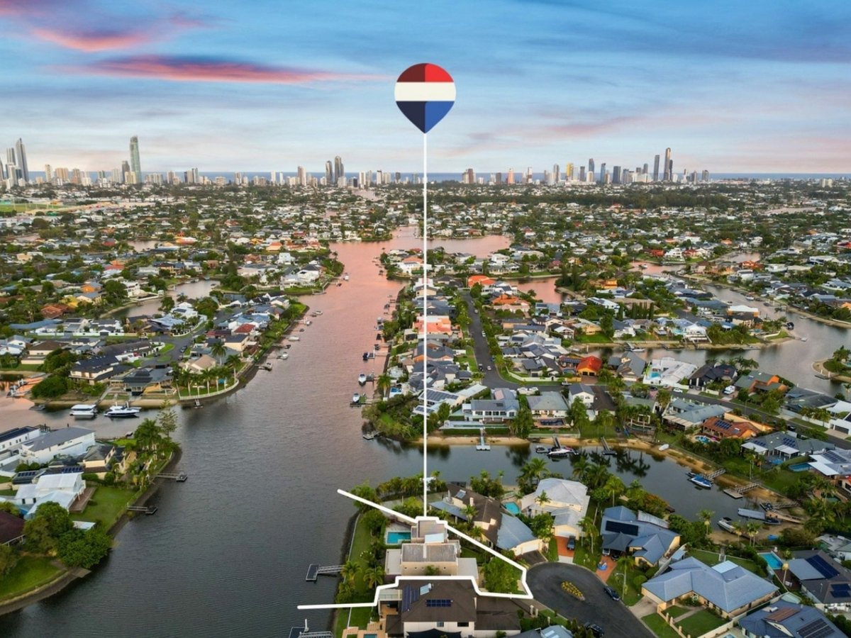 8 Braemer Court, BENOWA WATERS - Image 1