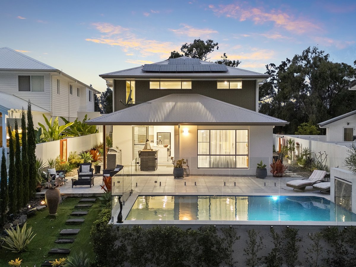 98 Lake Serenity Boulevard, HELENSVALE - Image 1