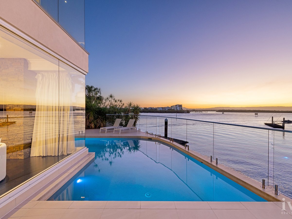 31 Hampton Court, Sovereign Islands - Image 1