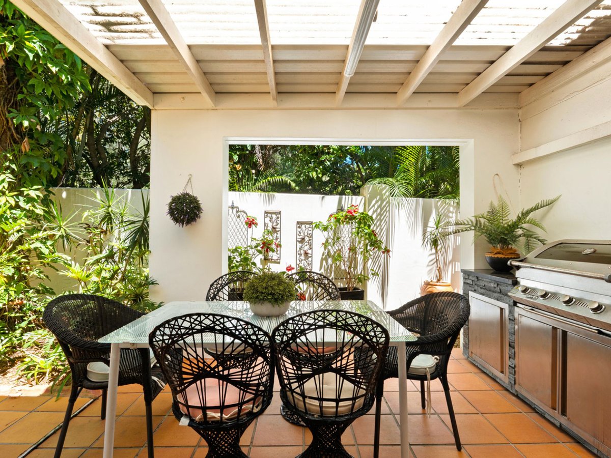 Parkview 4/100 Cotlew Street East, Southport - Image 1