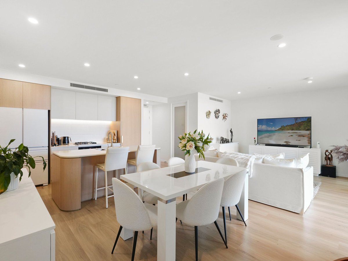 146 Surf Parade, Broadbeach - Image 1