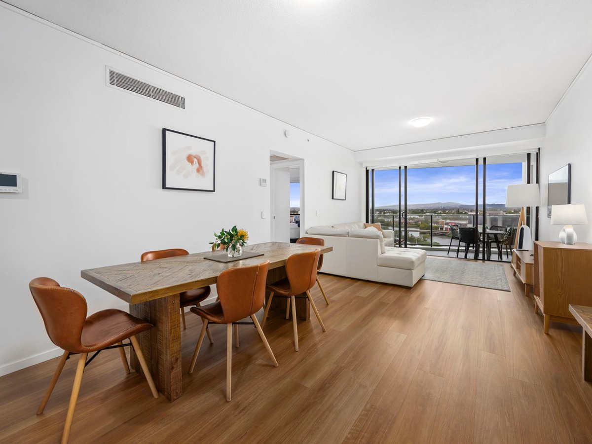 22 Surf Parade, BROADBEACH - Image 1