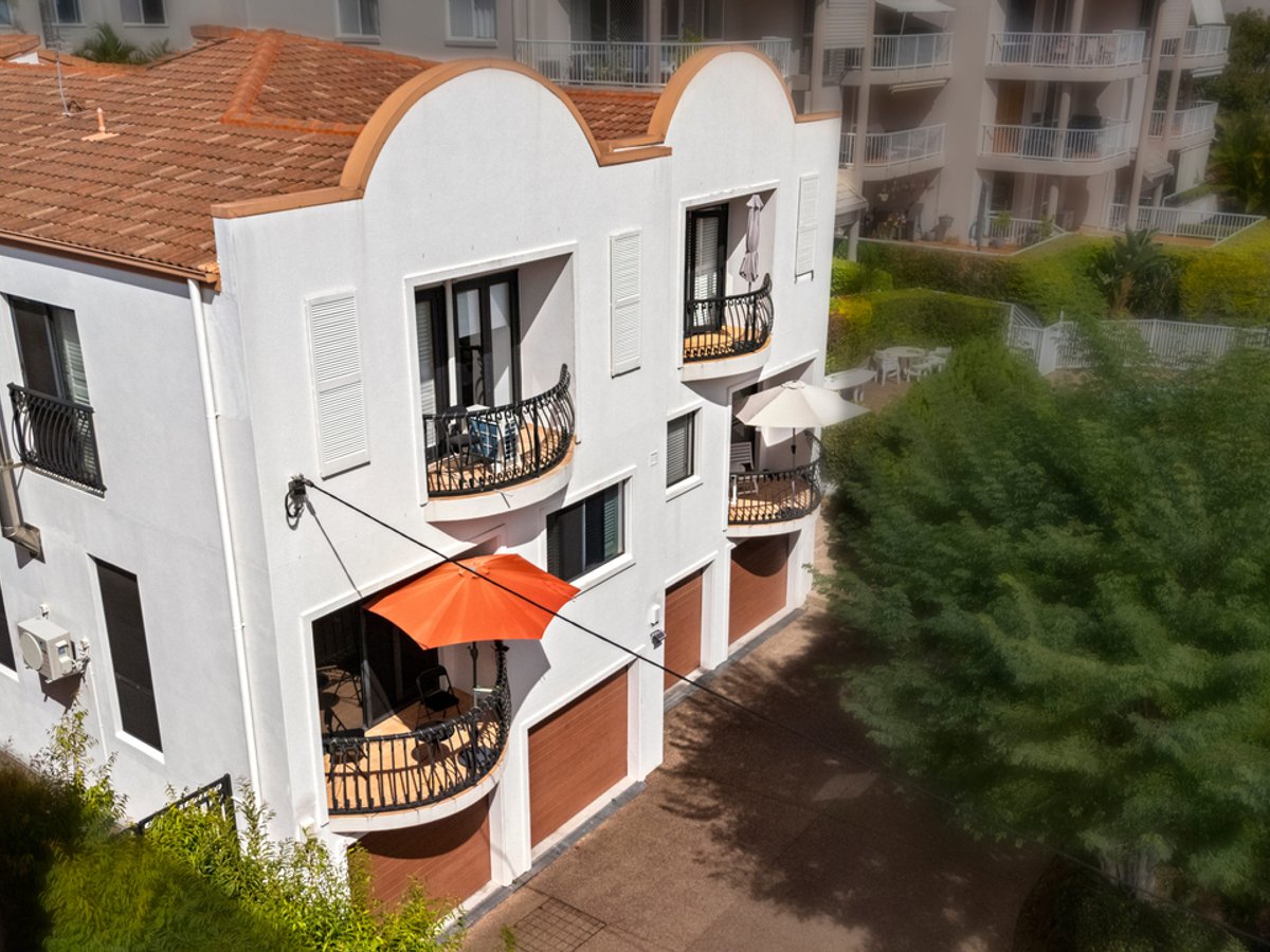 19 Jubilee Avenue, BROADBEACH - Image 1